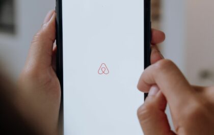 Airbnb logo telefono