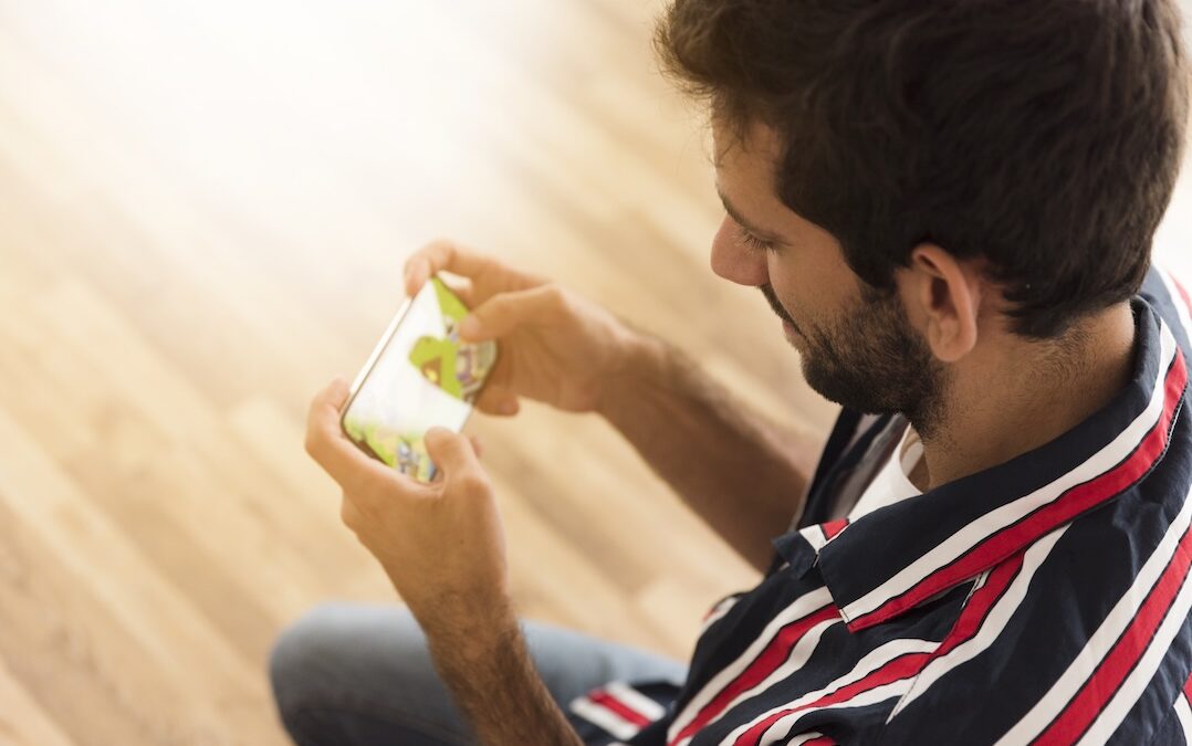 Tecnologia e telefoni cellulari: app per giocare, viaggiare, tempo libero