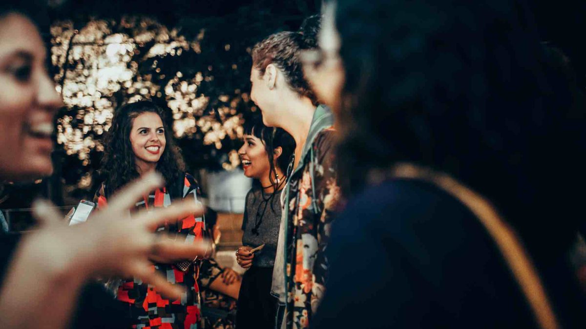 Per gli studenti europei club e coliving battono social e app per fare amicizia
