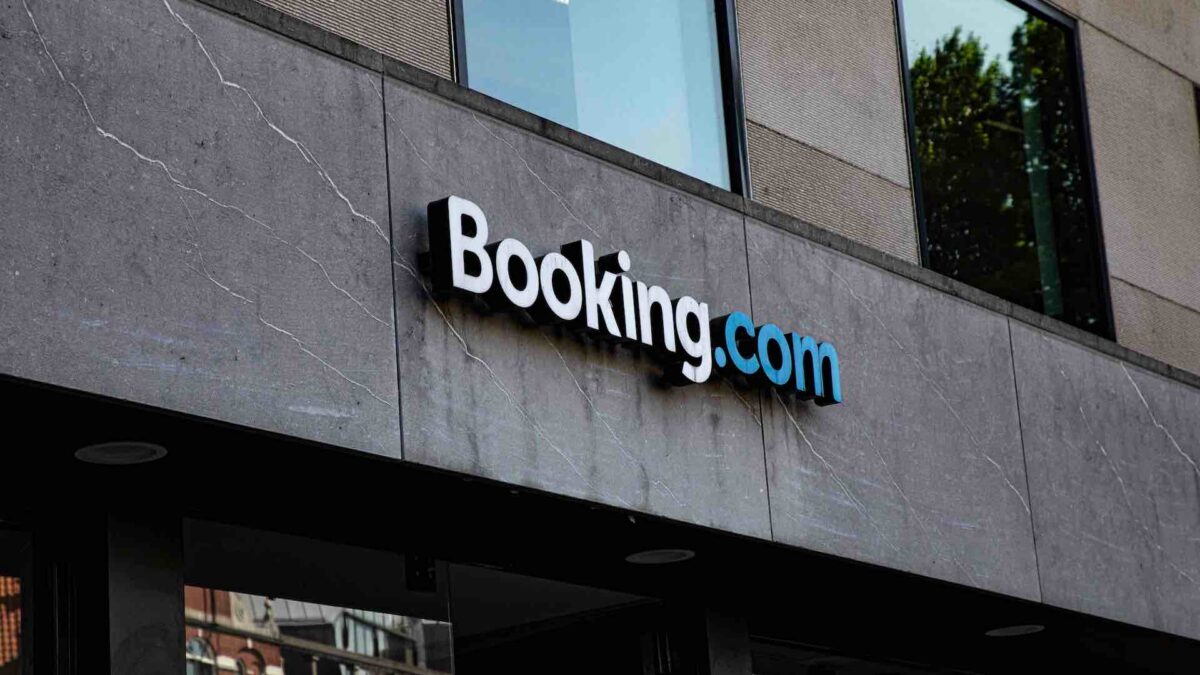 Indagine Ue su Booking, al vaglio rischi truffa e annunci sponsorizzati